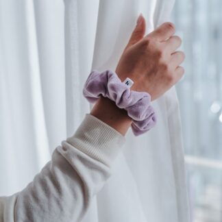 HELLA LAVENDER VELUUR SCRUNCHIE - BASIC